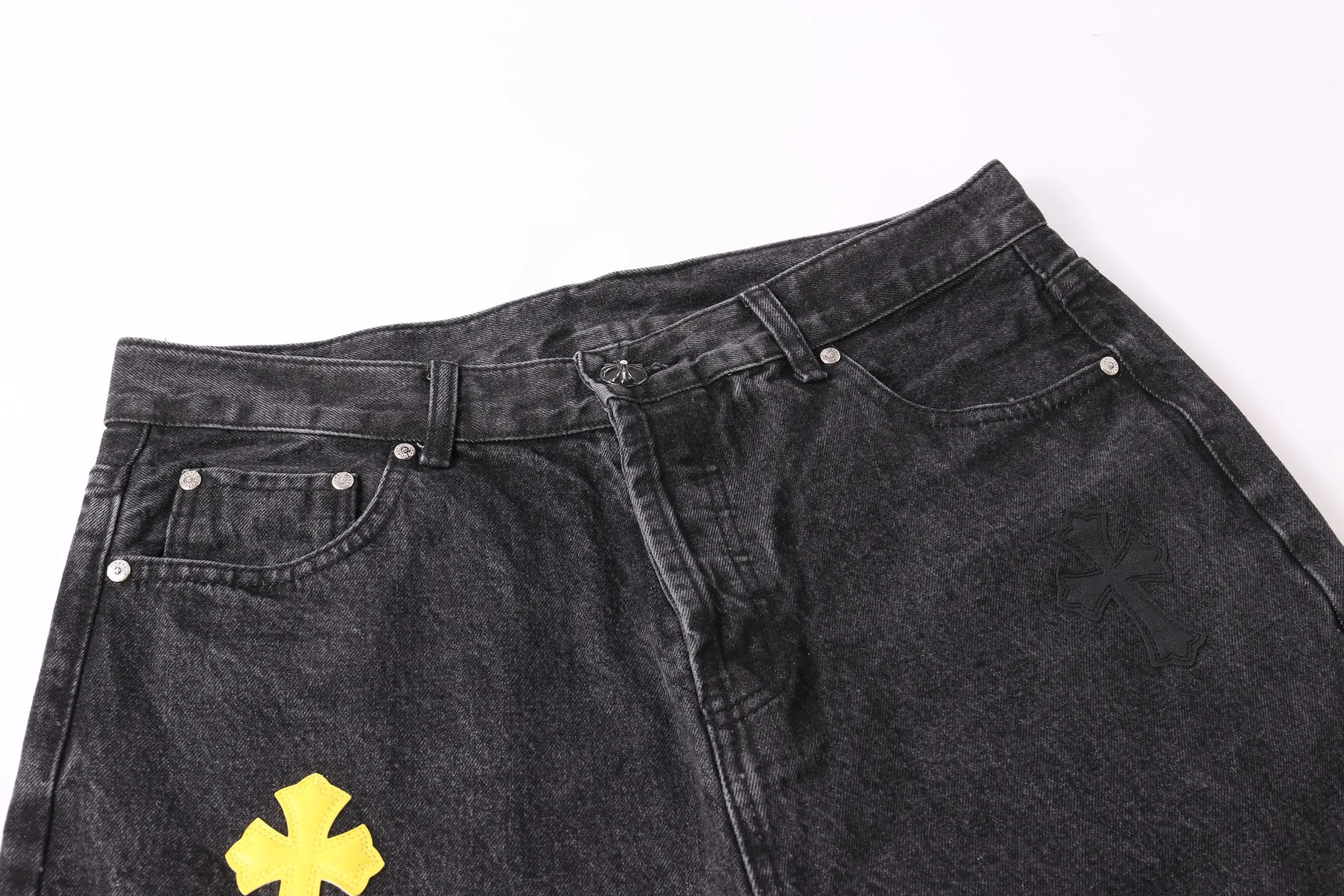 P260 Style number: H75 Croxin & 𝐂𝐡𝐫𝐨𝐦𝐞 𝐇𝐞𝐚𝐫𝐭 ss25 black leather Sanskrit fine jeans. Styles with different wash textures are very friendly to people with thin legs. The slightly flared version perfectly modifies the leg shape. The timeless and moderate length makes it easy to match and match. It is the basis for various styles and is a must-have in your wardrobe! The fabric is stiff but also makes the upper body soft without losing texture. The washing process is even more perfect. It is a must-have item for everyone! ! ! Washed wheat, hang tag, pants label, three labels complete Color: black Size: 28-30-32-34-36